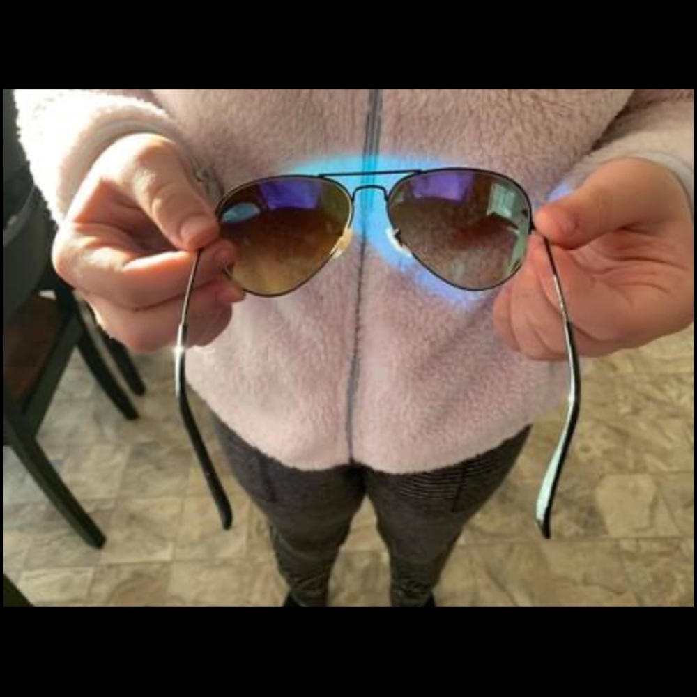 Woman’s ray band sunglasses